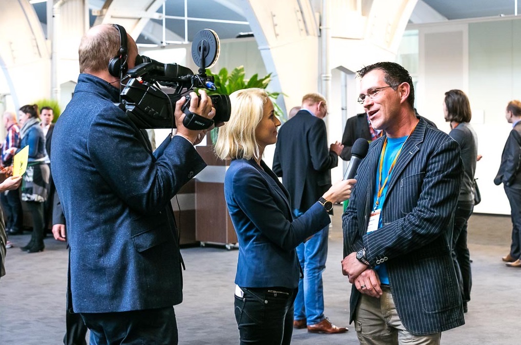 Videomaker filmt een interview voor de aftermovie van een congres