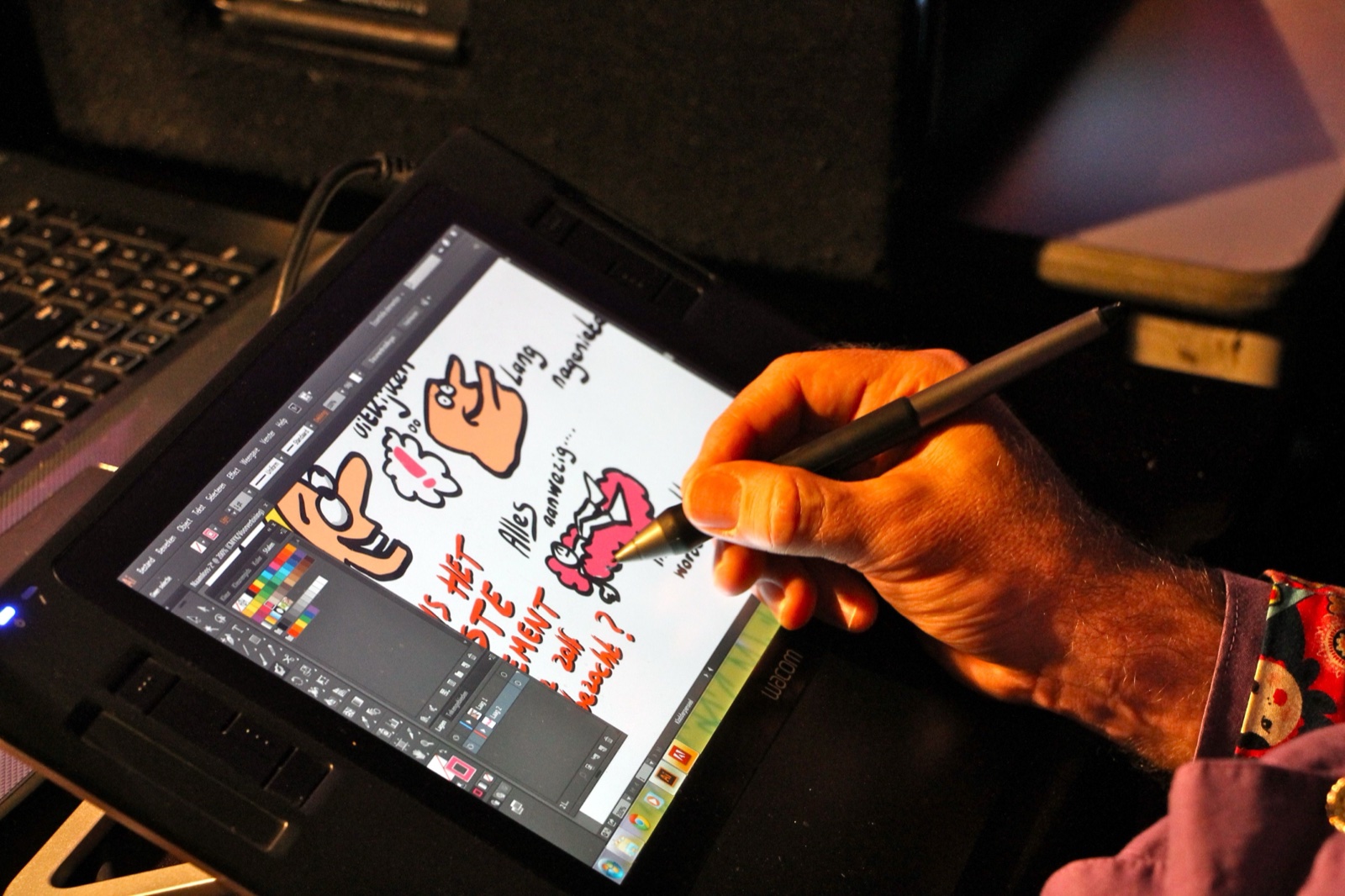 Live cartoonist tekent digitale cartoons op een tekentablet tijdens een evenement